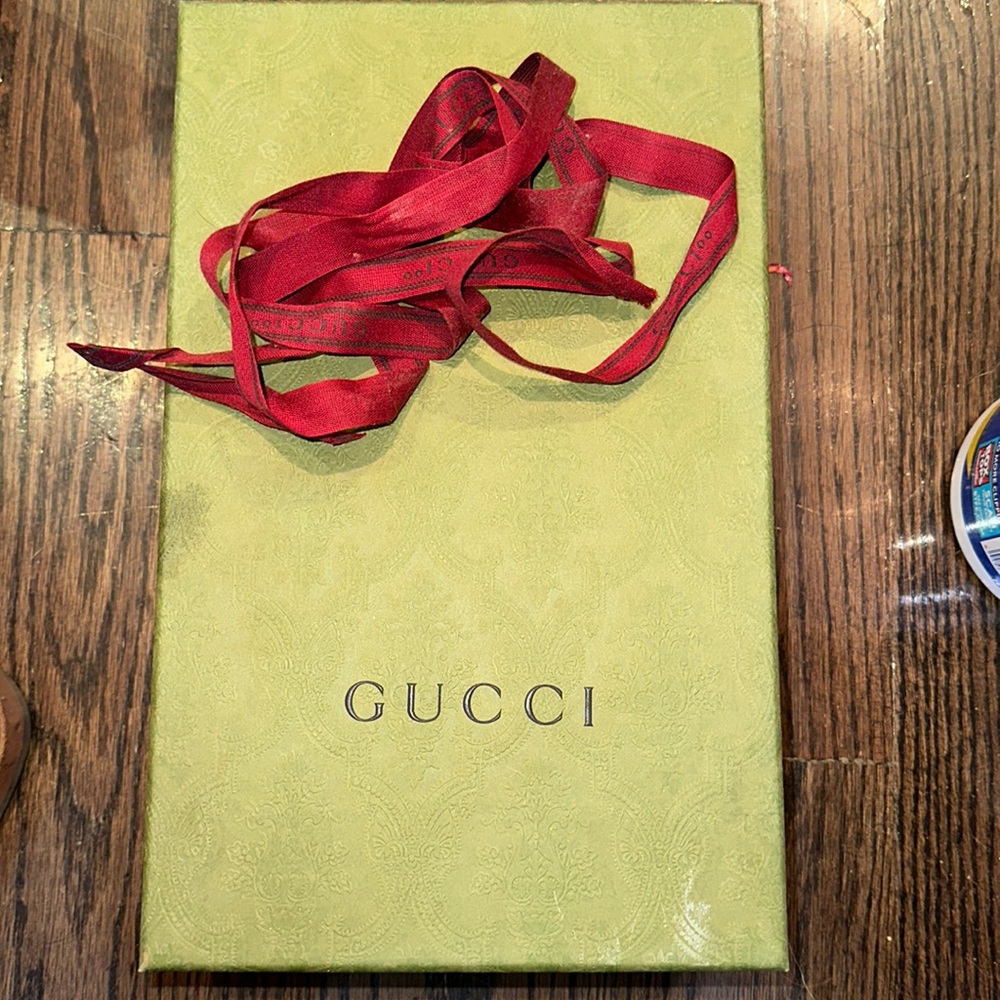 Gucci shoe box with embroidered bow